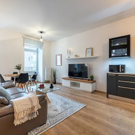 Peaceful & Cozy Living In Vysehrad With A Balcony Апартаменты *