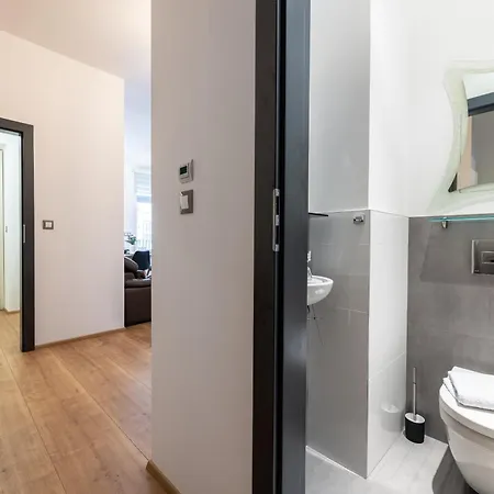 Peaceful & Cozy Living In Vysehrad With A Balcony Апартаменты Прага