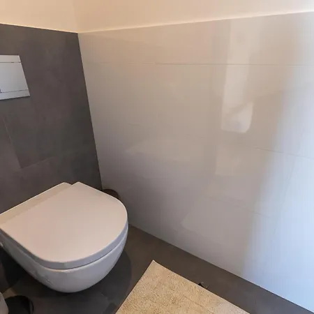 Peaceful & Cozy Living In Vysehrad With A Balcony * Прага