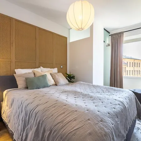 Apartment Peaceful & Cozy Living In Vysehrad With A Balcony