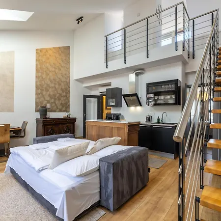 Apartment Peaceful & Cozy Living In Vysehrad With A Balcony