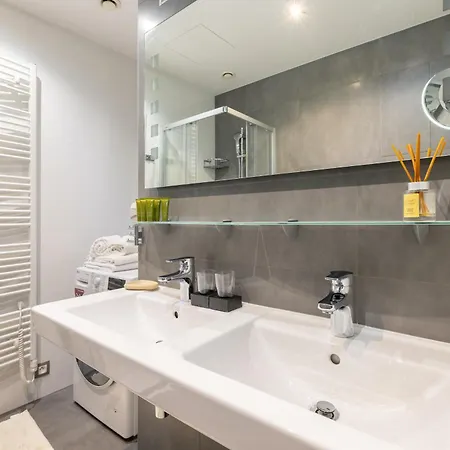 Apartment Peaceful & Cozy Living In Vysehrad With A Balcony *
