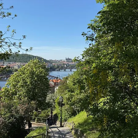 Peaceful & Cozy Living In Vysehrad With A Balcony Prag