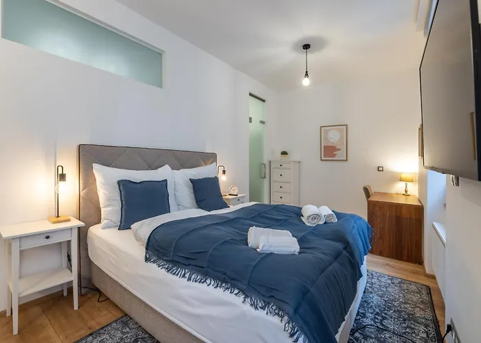 Peaceful & Cozy Living In Vysehrad With A Balcony アパート