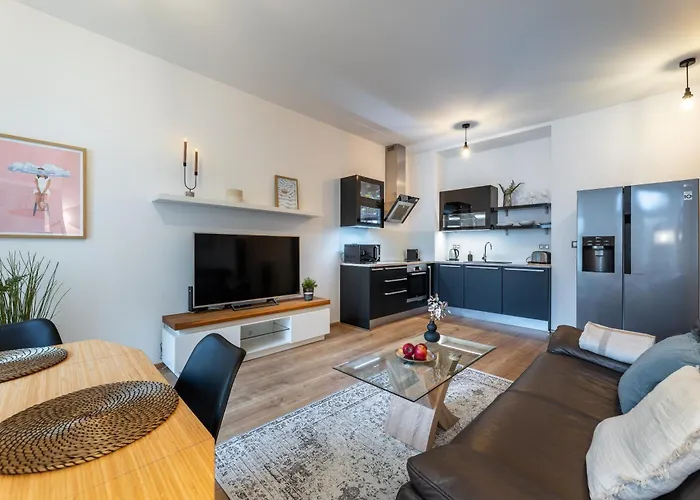 Peaceful & Cozy Living In Vysehrad With A Balcony アパート プラハ