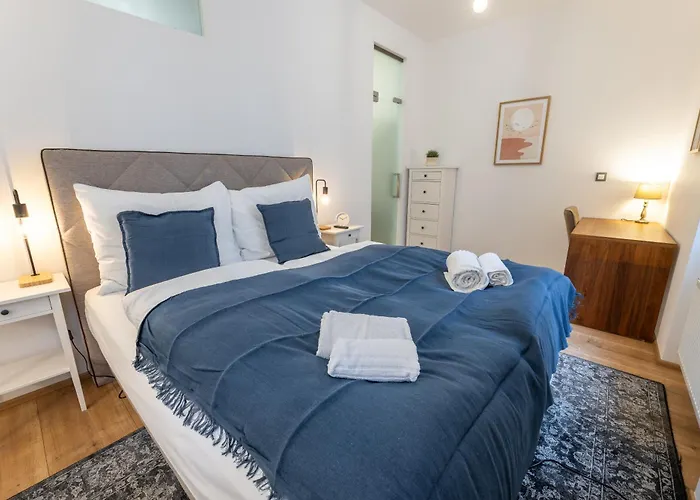 Peaceful & Cozy Living In Vysehrad With A Balcony * プラハ
