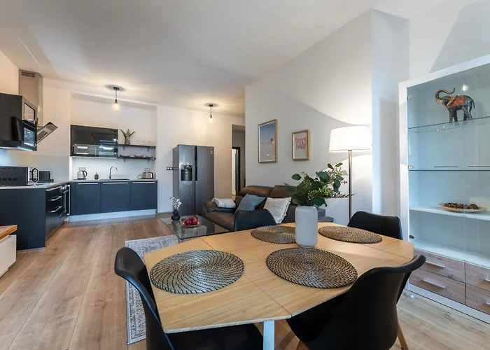 Peaceful & Cozy Living In Vysehrad With A Balcony アパート プラハ