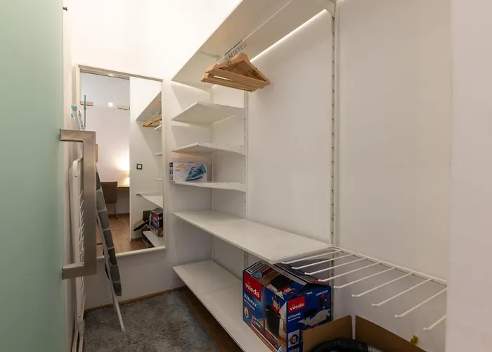 Peaceful & Cozy Living In Vysehrad With A Balcony * プラハ