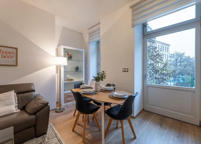 Peaceful & Cozy Living In Vysehrad With A Balcony * プラハ