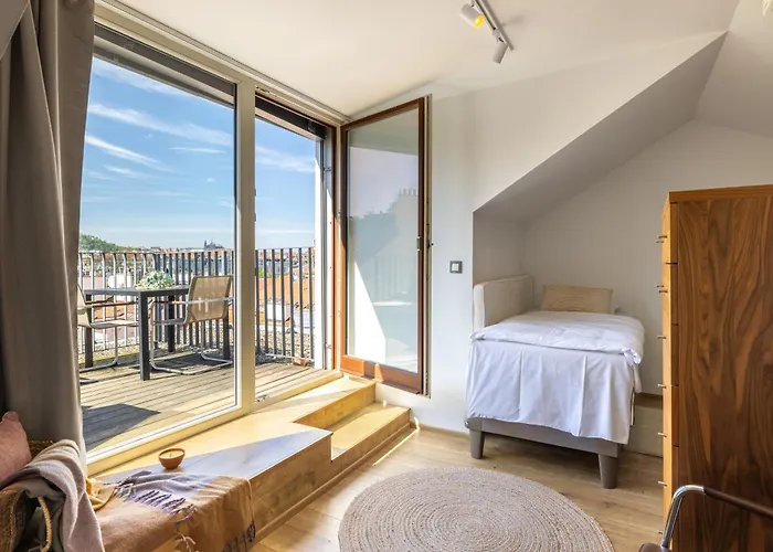 Peaceful & Cozy Living In Vysehrad With A Balcony * プラハ