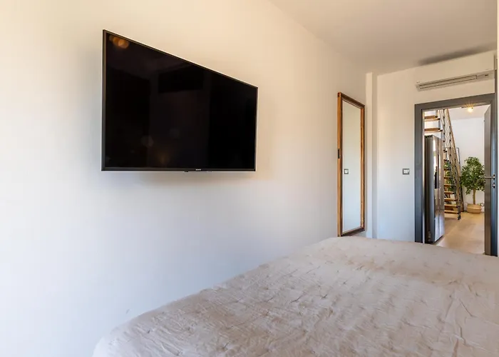 Peaceful & Cozy Living In Vysehrad With A Balcony アパート *