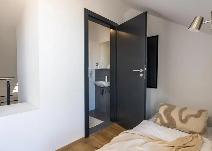 Peaceful & Cozy Living In Vysehrad With A Balcony